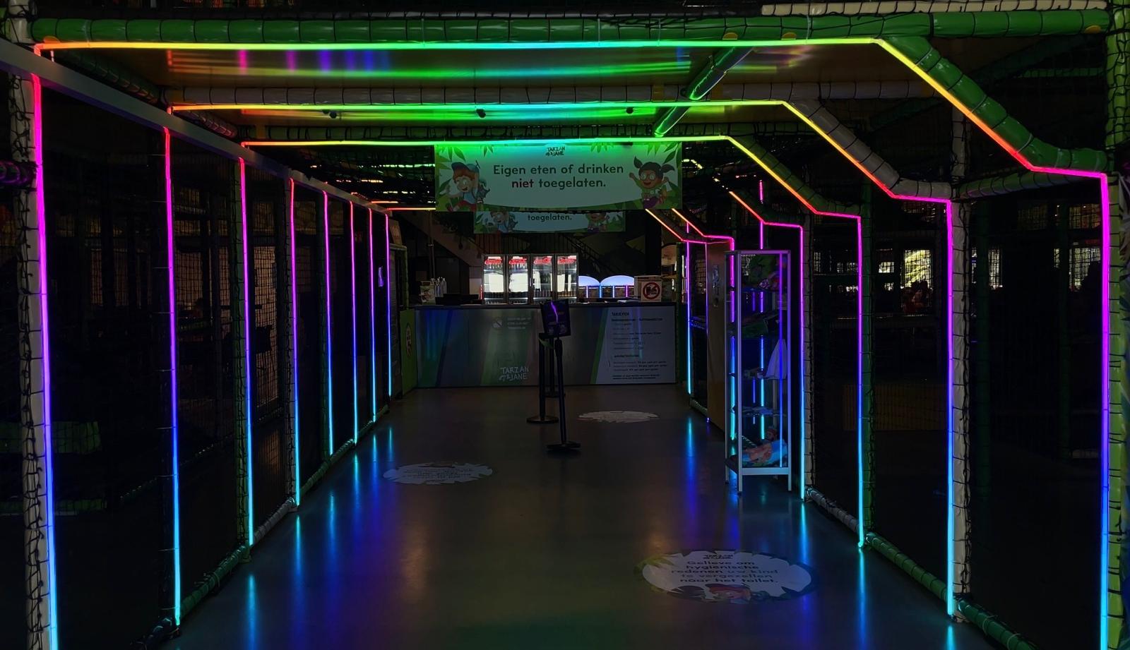 80 meter LED entrance hallway at Tarzan & Jane Binnenspeeltuin